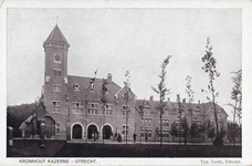 4803 Gezicht op de voorgevel van het Wachtgebouw links van de hoofdingang van de Kromhoutkazerne (Prins Hendriklaan 75) ...